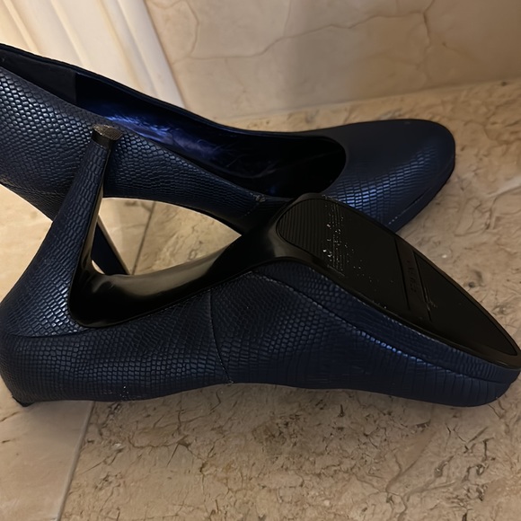 Blue embossed Nine West pumps - Picture 3 of 4